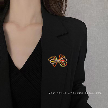 Broșă cu funda din aliaj – placare electrolitică, unisex, decorativă