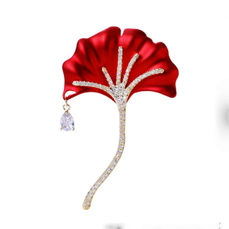 Ženska broš s listom ginka – jednostavan i elegantan corsage te kopča za šal, svestran dodatak odjeći.