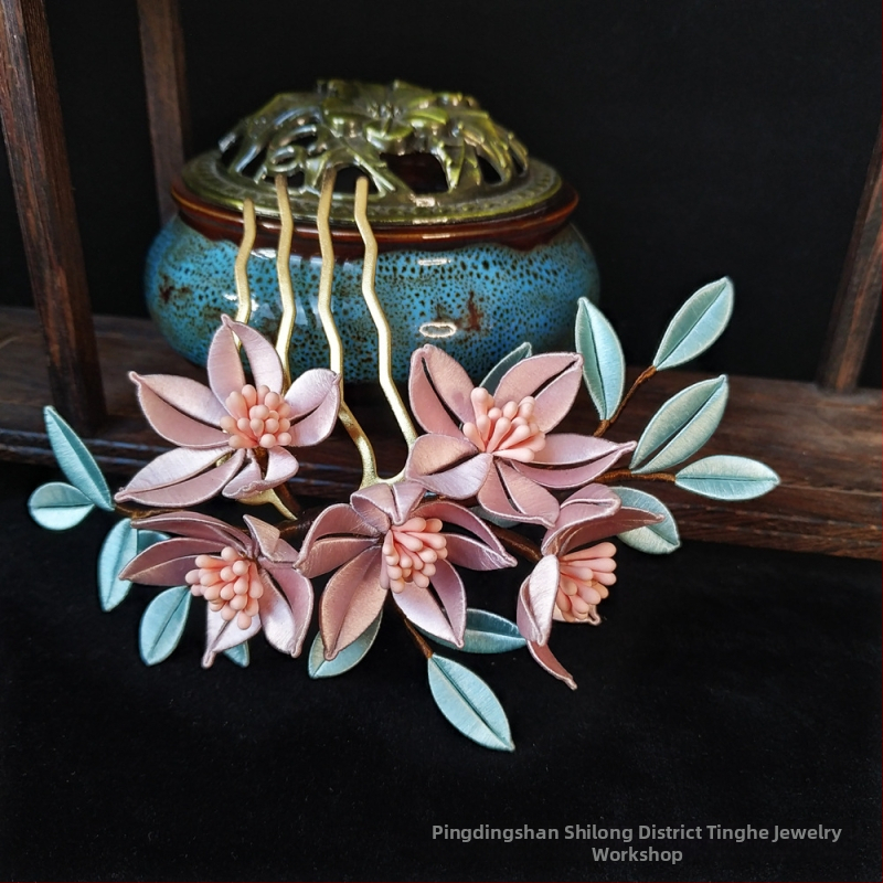 Gėlių dizaino plaukų segtukas iš vilnos, rankų darbo su krištolo akcentais