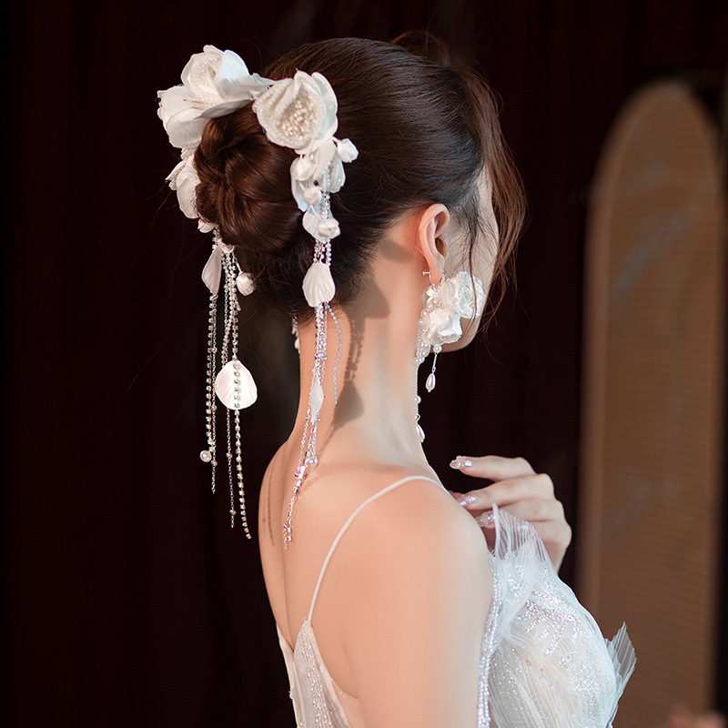 Esküvői hajdísz, vintage stílusú, virágos motívummal, textilből készült, kézzel szőtt