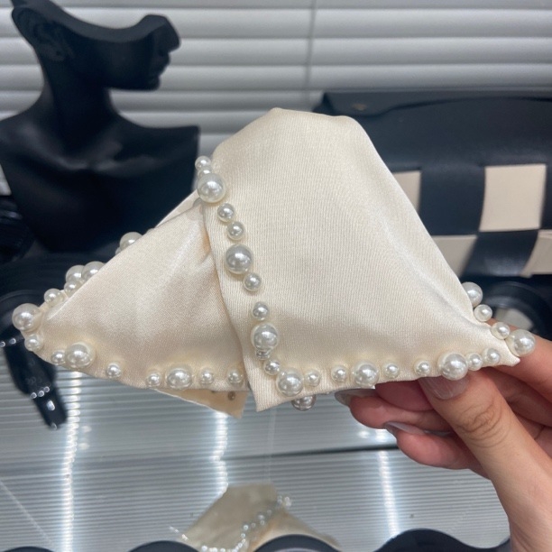 Shark Clip za kosu od Eclevia — Mješavina materijala, Ručna izrada, Ljeto 2025