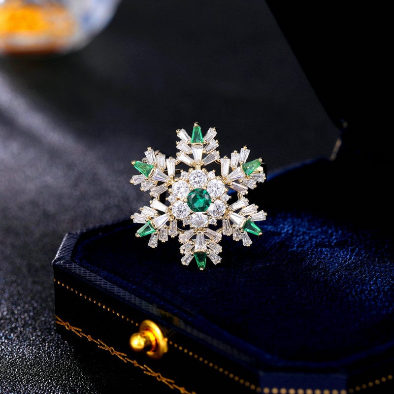 Bakrena broš s cirkonom u obliku snježne pahulje – cvjetni dizajn, Liyu Jewelry
