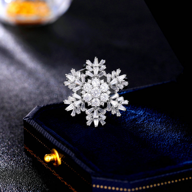 Bakrena broš s cirkonom u obliku snježne pahulje – cvjetni dizajn, Liyu Jewelry