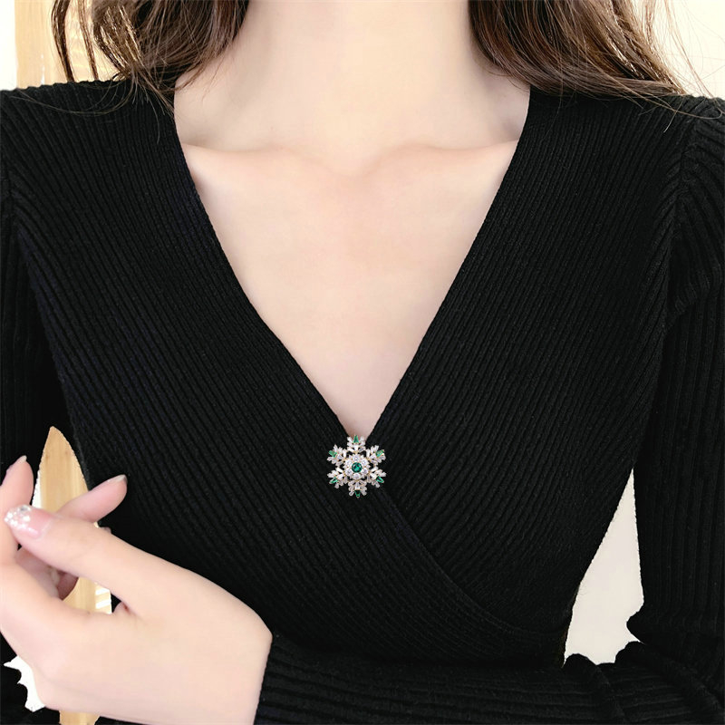 Bakrena broš s cirkonom u obliku snježne pahulje – cvjetni dizajn, Liyu Jewelry