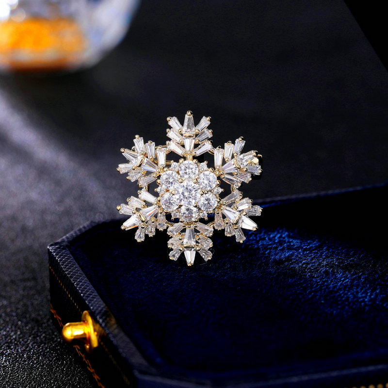 Bakrena broš s cirkonom u obliku snježne pahulje – cvjetni dizajn, Liyu Jewelry