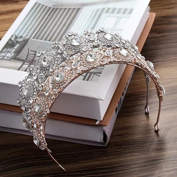 Barokna tiara s mliječno bijelim kristalima – Legura PT900; Kristali: mliječno bijeli; Elektroplatiranje; Stil: Prirodno