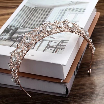 Barokna tiara s mliječno bijelim kristalima – Legura PT900; Kristali: mliječno bijeli; Elektroplatiranje; Stil: Prirodno