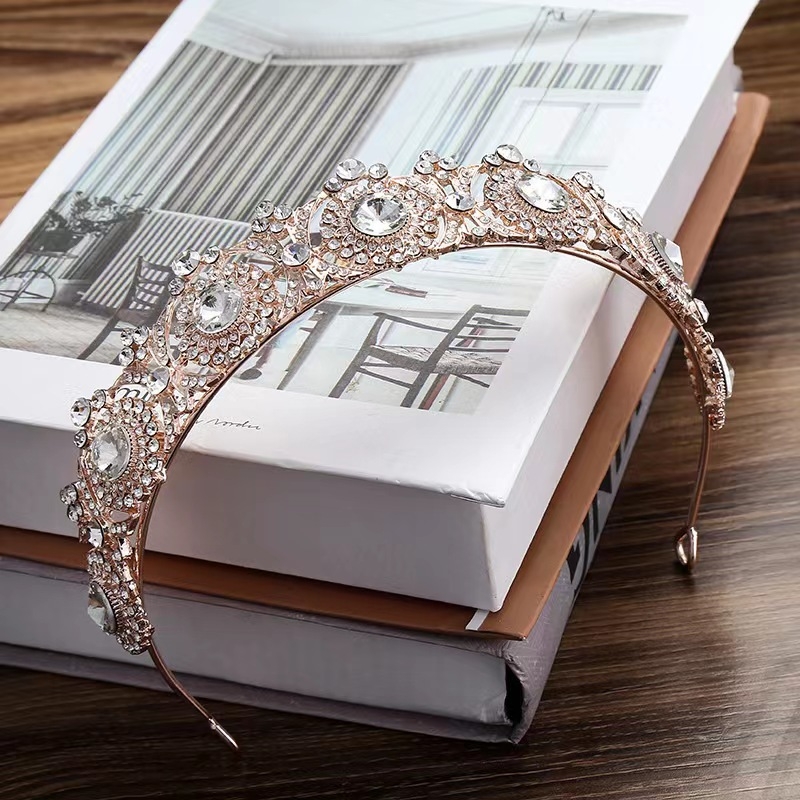 Barokna tiara s mliječno bijelim kristalima – Legura PT900; Kristali: mliječno bijeli; Elektroplatiranje; Stil: Prirodno