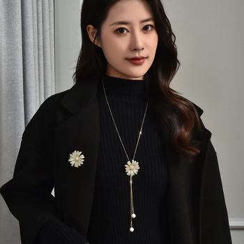 Ilgs džempera kakla ķēde ar ziedu motīva piekariņu, metāla ķēde, pallādija piekariņš, iekšēji iedobāti mākslīgie akmeņi