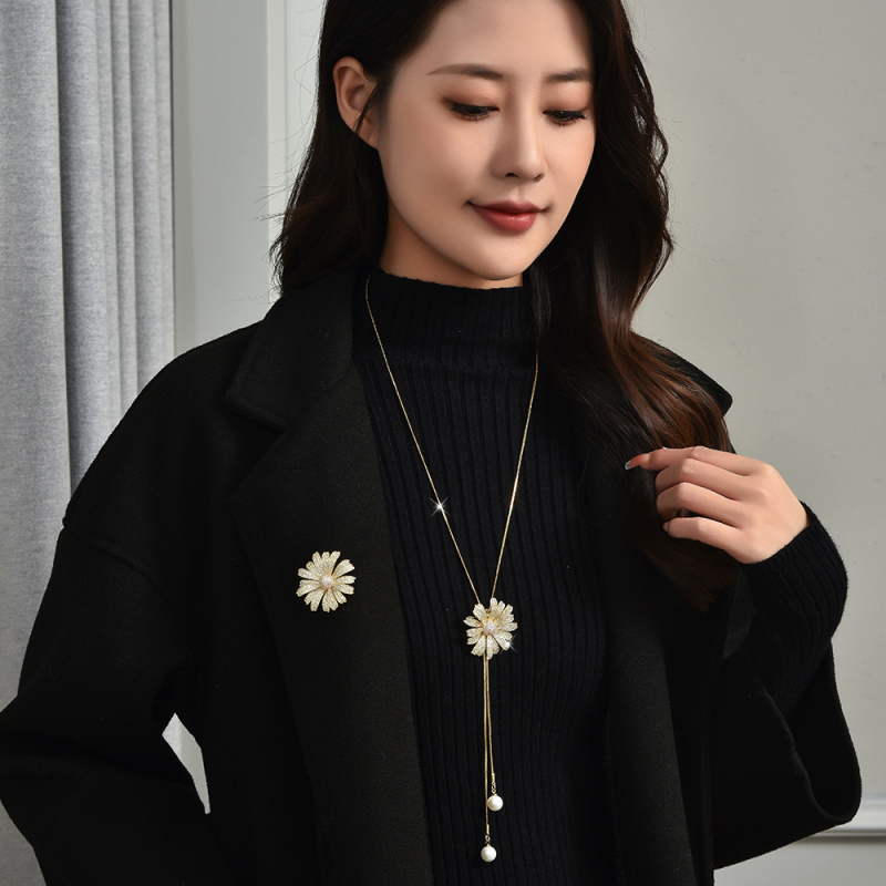 Ilgs džempera kakla ķēde ar ziedu motīva piekariņu, metāla ķēde, pallādija piekariņš, iekšēji iedobāti mākslīgie akmeņi