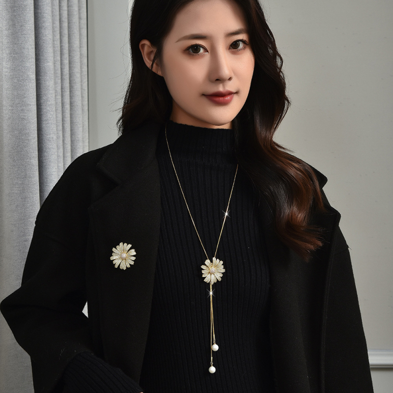 Ilgs džempera kakla ķēde ar ziedu motīva piekariņu, metāla ķēde, pallādija piekariņš, iekšēji iedobāti mākslīgie akmeņi