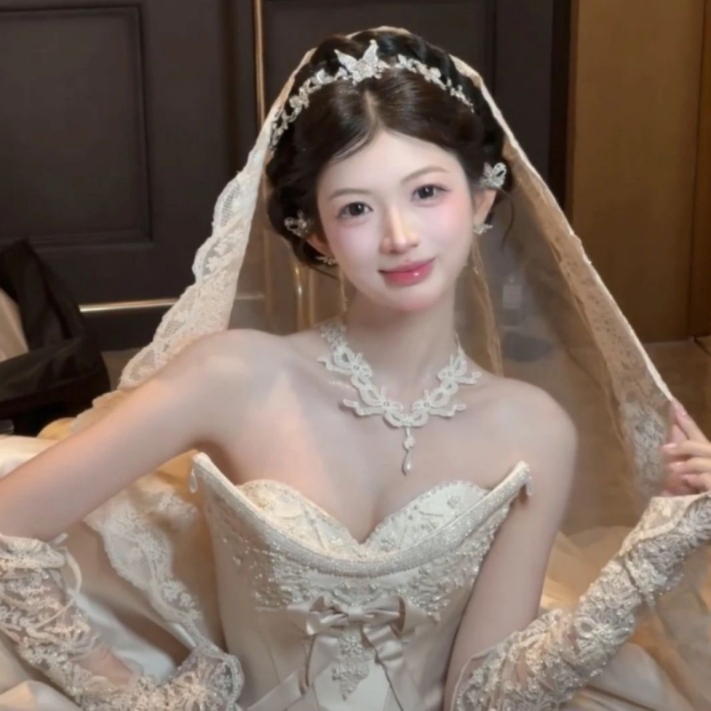 Elegantna vjenčana tiara s kristalima – romantičan dodatak za kosu za svadbu