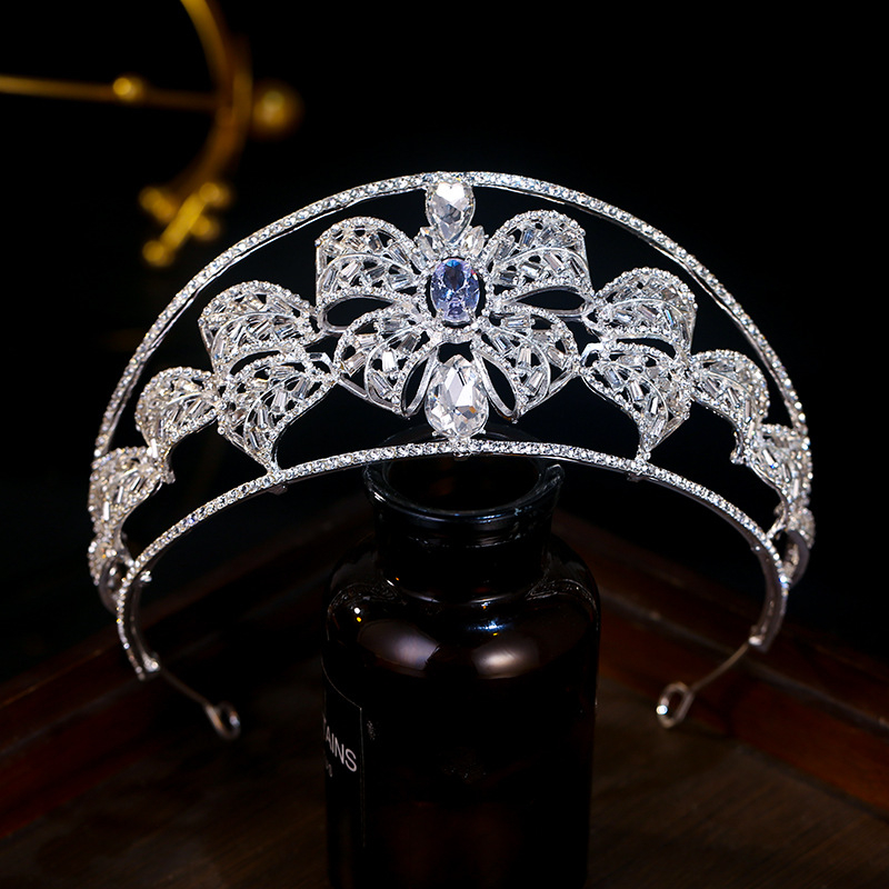 Koreai stílusú hajdiadéma – koronás forma, ötvözet, elektroplattolt ezüst, kristályok