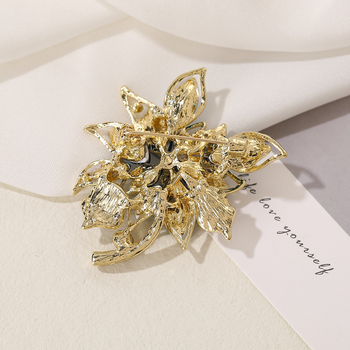 Broșă cu motiv floral – aliaj de zinc, placare electrolitică, stil de lux ușor, accesoriu decorativ și cadou pentru femei