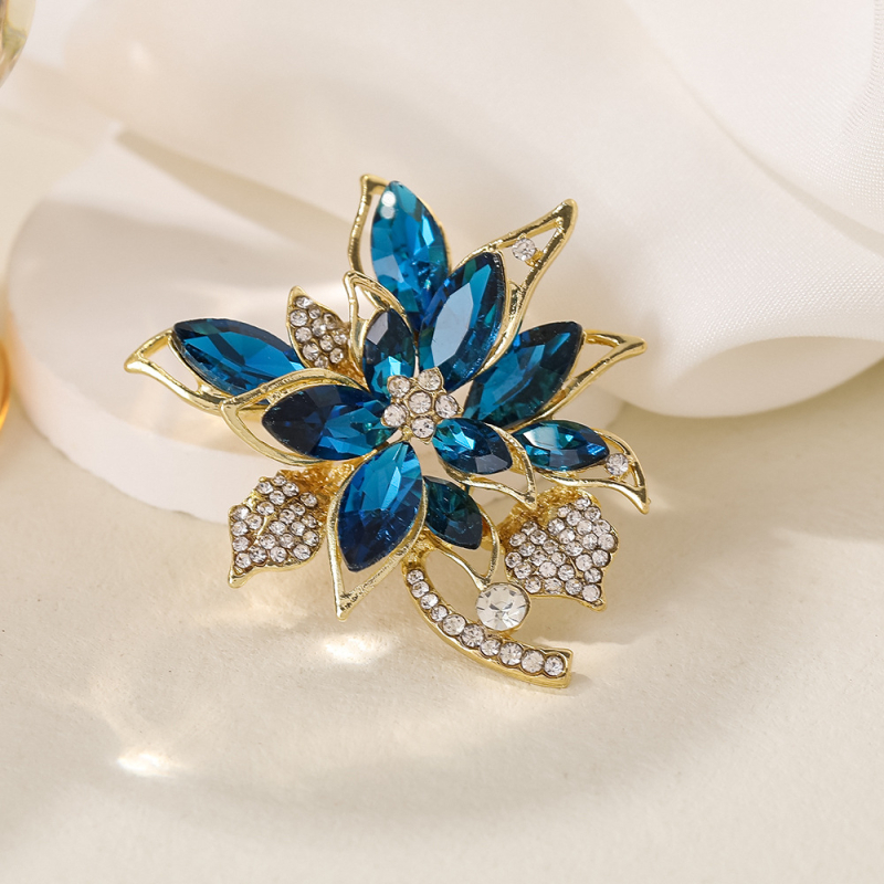 Broșă cu motiv floral – aliaj de zinc, placare electrolitică, stil de lux ușor, accesoriu decorativ și cadou pentru femei