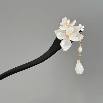 Fából készült hajcsat magnólia virággal és bojtokkal – retro stílus, egyedi csomagolás, 2023 nyár