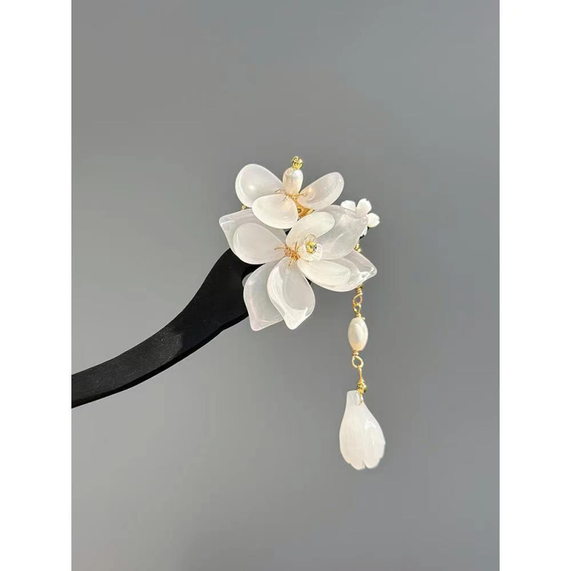 Fából készült hajcsat magnólia virággal és bojtokkal – retro stílus, egyedi csomagolás, 2023 nyár