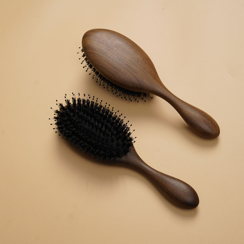 Medinė šukė iš sandalmedžio su oro pagalvėle galvos odos masažui, ovalo formos, plaukų lyginimas