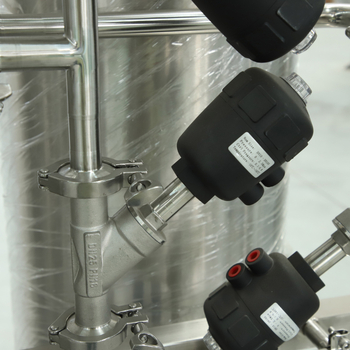 Automātiska ultrapurificēta ūdens apstrādes sistēma ar reverso osmozi, nerūsējošā tērauda konstrukcija, priekšapstrādes modulis, paredzēta farmācijas un pārtikas nozarēm