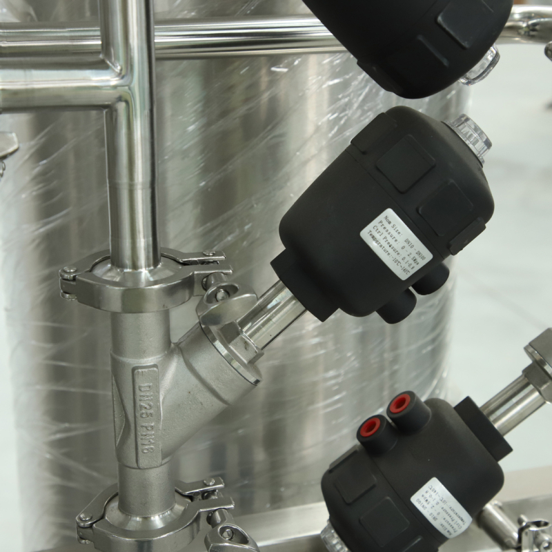 Automātiska ultrapurificēta ūdens apstrādes sistēma ar reverso osmozi, nerūsējošā tērauda konstrukcija, priekšapstrādes modulis, paredzēta farmācijas un pārtikas nozarēm