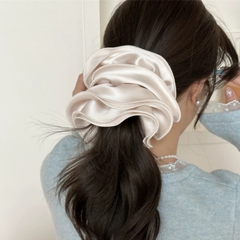 Butterfly elastic pentru păr satin cu volan dantelat — realizare manuală, stil retro (Material: satin; Marcă: Butterfly; Procesare: Handmade; Stil: Retro)