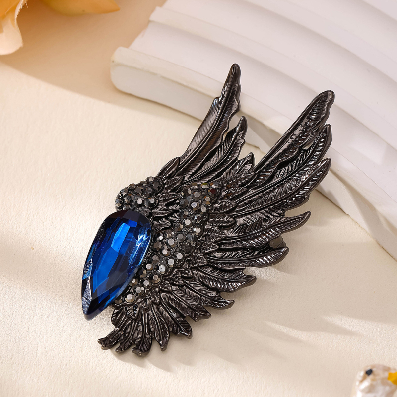 Broșă cu aripi din cristale, aliaj – unisex; corsaj, nasture pentru rever, nasture pentru șal; placare electrolitică; toamnă 2024