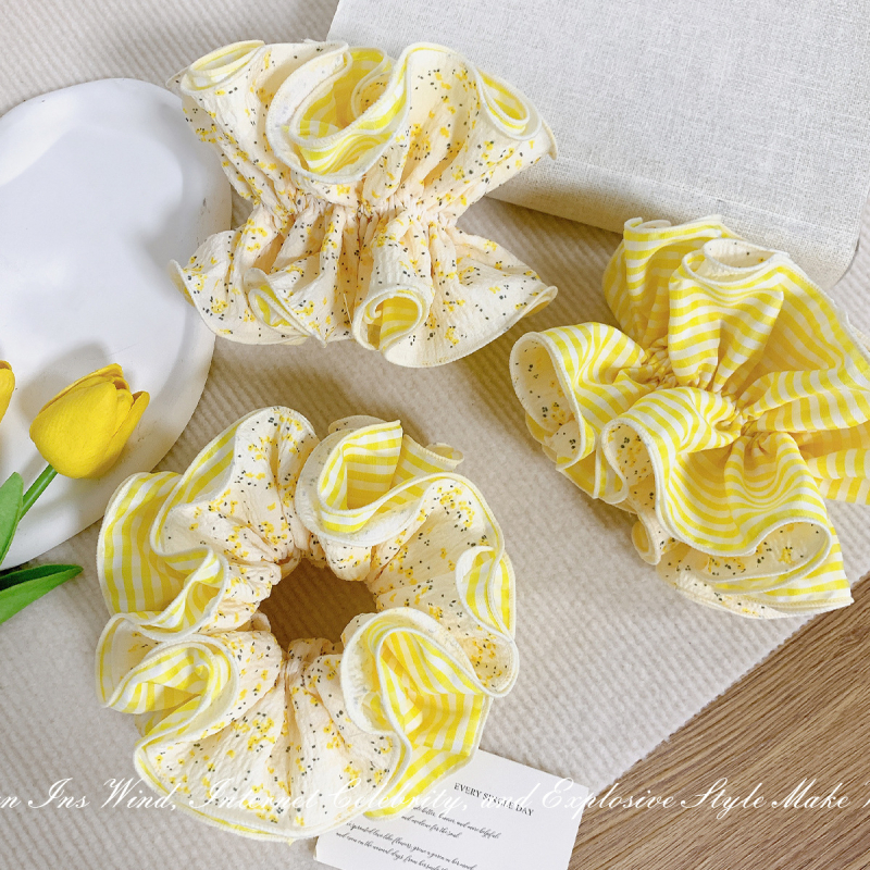 Hajgumi Scrunchie – Friss virágos minta, Koreai stílus, kézzel készített, textil anyag, nagy rugalmasság