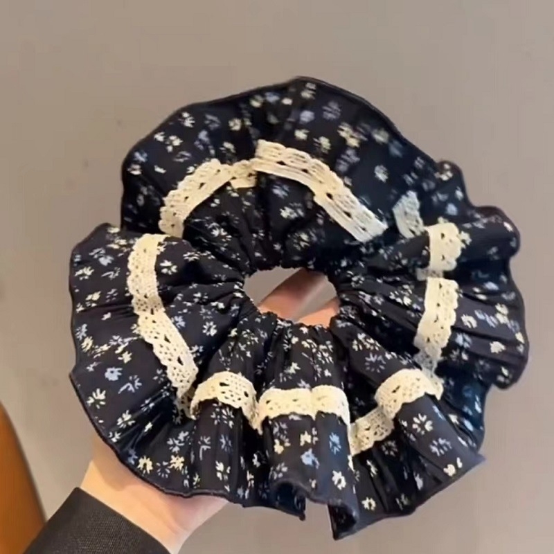 Hajgumi csipke szegéllyel - szövet, nagy rugalmasság, japán–koreai stílus (kézi feldolgozás; tavasz 2025)