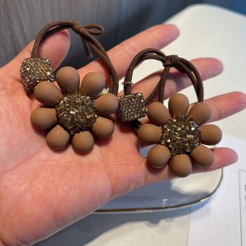 Hajkiegészítő - virág alakú strasszok poliészter rostból, pontozott megmunkálás, népszerű stílus