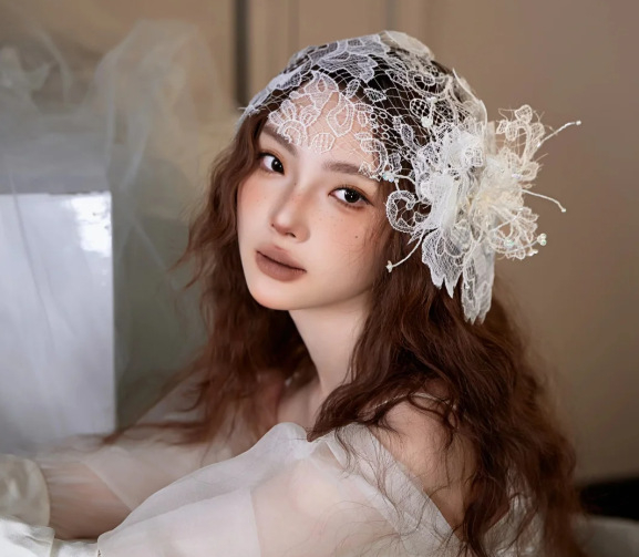 Esküvői csipkés gézkalap virágos fátyollal — Kézzel készített, retro stílus, LL-976, külön csomagolás