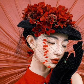 Hajdísz cilinderkalap formájú hálós virággal és dekoratív bojtokkal, retro gyapjú-stílusban — nőknek — Kézzel készített • poliészter rost • téli 2025 • Modell Ll-1812