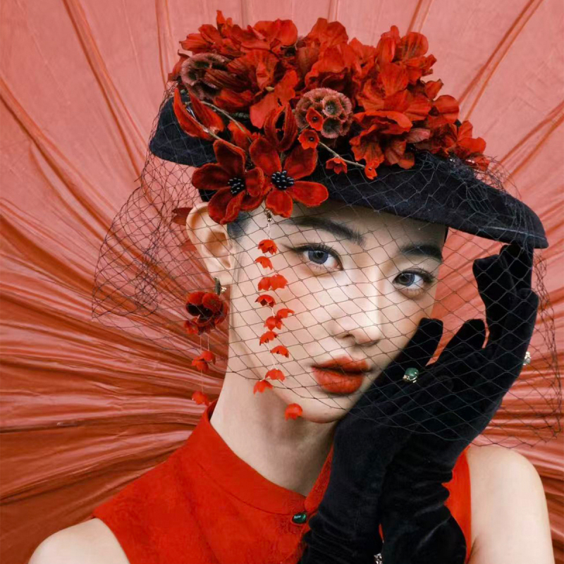 Hajdísz cilinderkalap formájú hálós virággal és dekoratív bojtokkal, retro gyapjú-stílusban — nőknek — Kézzel készített • poliészter rost • téli 2025 • Modell Ll-1812