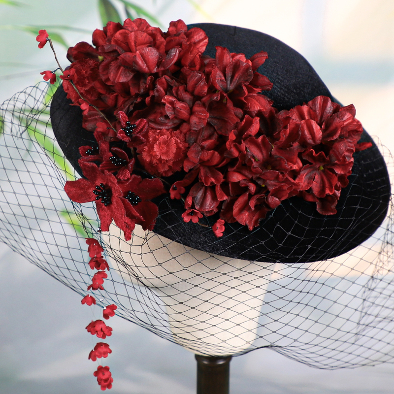 Hajdísz cilinderkalap formájú hálós virággal és dekoratív bojtokkal, retro gyapjú-stílusban — nőknek — Kézzel készített • poliészter rost • téli 2025 • Modell Ll-1812