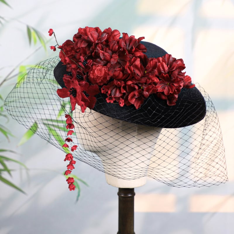 Hajdísz cilinderkalap formájú hálós virággal és dekoratív bojtokkal, retro gyapjú-stílusban — nőknek — Kézzel készített • poliészter rost • téli 2025 • Modell Ll-1812