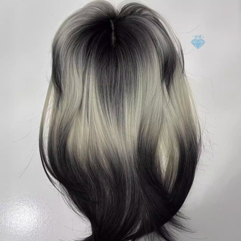 Paróka: hosszú egyenes haj; hőálló szál; egyenes hajtípus; feldolgozás: mechanizmus; minden bőrtónushoz megfelelő