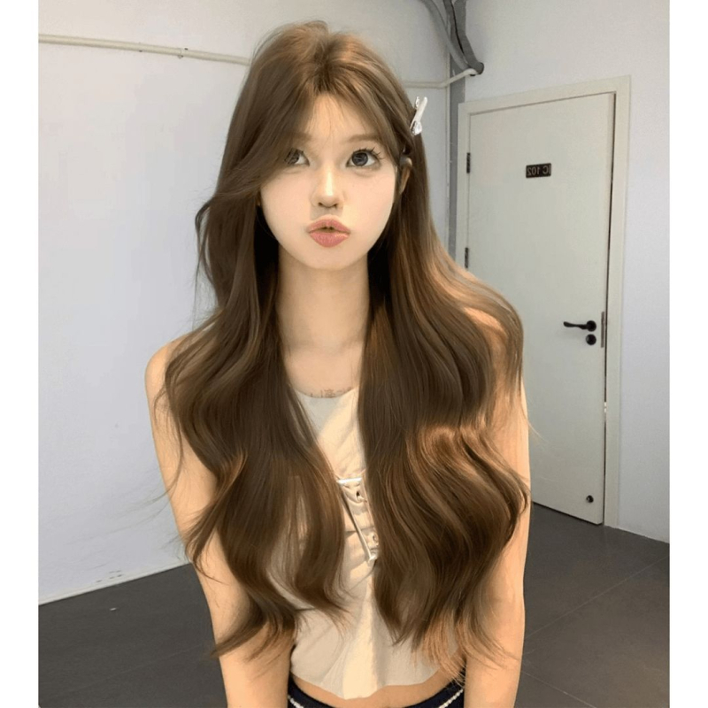 Női koreai stílusú hosszú göndör paróka egyenes frufruval, gépi készítésű, hőálló selyem anyag, nem festhető