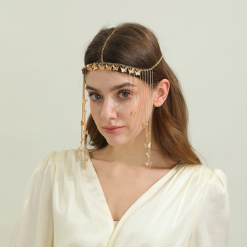 Ötvözetből készült hajdísz tollakkal és pillangó medállal, bohem menyasszonyi hajpánt • Anyag: ötvözet • Stílus: elegáns, bojt • Feldolgozás: elektroplakolás • Csomagolás: egyenként csomagolt • Megjelenés: 2025 ősz