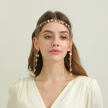 Ötvözetből készült hajdísz tollakkal és pillangó medállal, bohem menyasszonyi hajpánt • Anyag: ötvözet • Stílus: elegáns, bojt • Feldolgozás: elektroplakolás • Csomagolás: egyenként csomagolt • Megjelenés: 2025 ősz