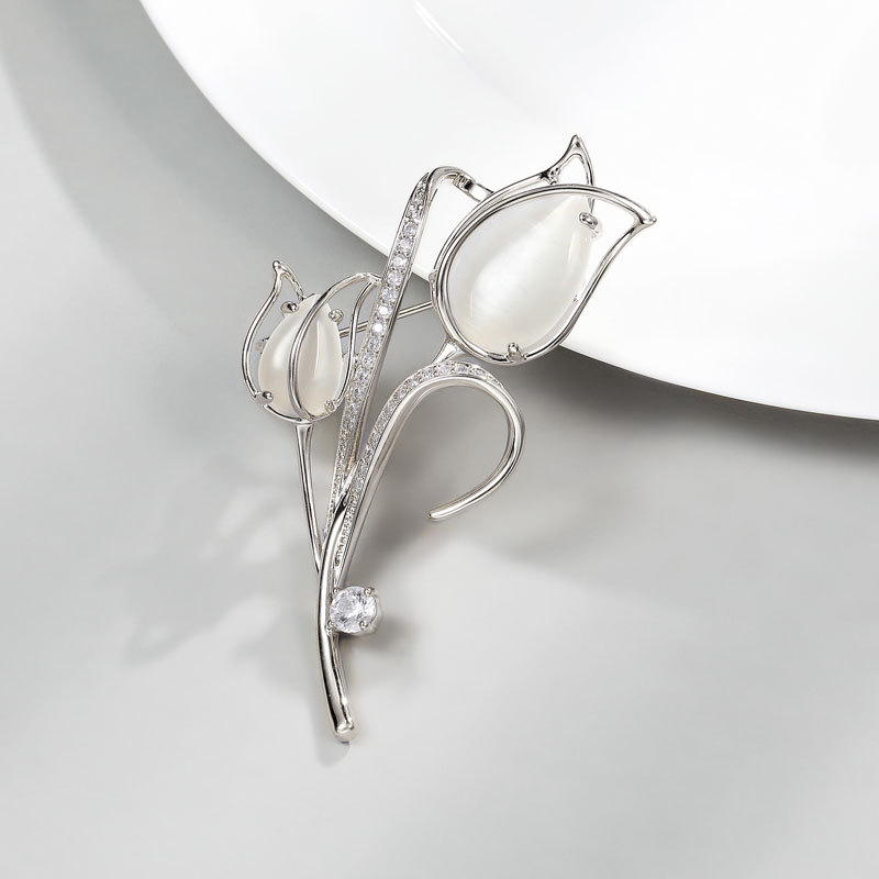 Bakrena tulipanska broš za žene – cvjetni pin s mikro-inlayjem