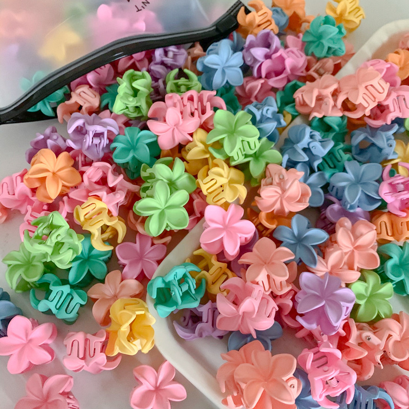 Klip za kosu s cvijetom Plumeria, mat plastika, dizajn s pet listova, bez ugrađenih dijelova