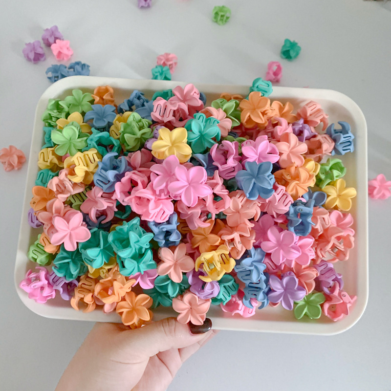 Klip za kosu s cvijetom Plumeria, mat plastika, dizajn s pet listova, bez ugrađenih dijelova