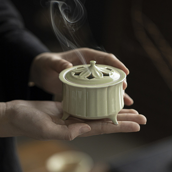 Smaržu degļa keramika ar triju kāju dizainu, glazēta virsma (Zīmols: Moji; Materiāls: keramika; Stils: Light Luxury; Process: Glazēšana; Dizains: Triju kāju)