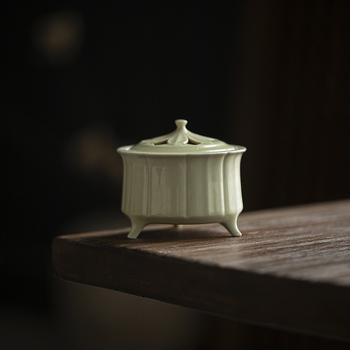 Smaržu degļa keramika ar triju kāju dizainu, glazēta virsma (Zīmols: Moji; Materiāls: keramika; Stils: Light Luxury; Process: Glazēšana; Dizains: Triju kāju)