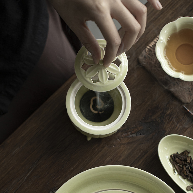 Smaržu degļa keramika ar triju kāju dizainu, glazēta virsma (Zīmols: Moji; Materiāls: keramika; Stils: Light Luxury; Process: Glazēšana; Dizains: Triju kāju)