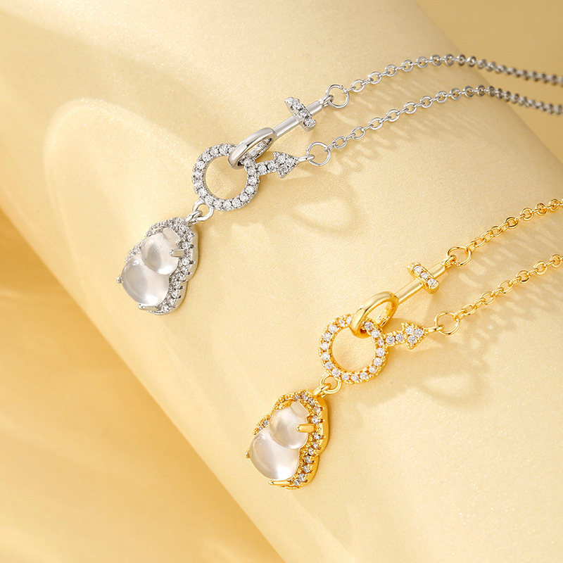 Meďný náhrdelník s meďným príveskom, krížová reťaz, geometrický dizajn, ľahký luxus štýl