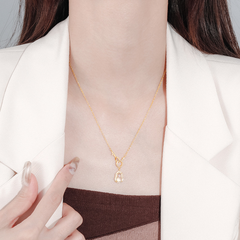 Meďný náhrdelník s meďným príveskom, krížová reťaz, geometrický dizajn, ľahký luxus štýl