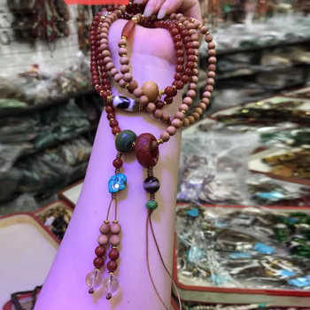 Lanț pentru telefon cu design diagonal, țesut manual, cu agat, lemn de santal și mărgele cu dinți de tigru