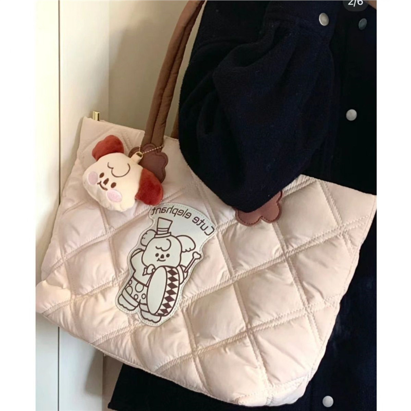 Tote soma, rudens-ziemas sezonai, pildīta ar pūiem, liela ietilpība, studentēm, plecā vai rokā, sievietēm (Forma: pils; Kategorija: laterna; Materiāls: Cits)