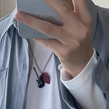 Gitárpikés medálos nyaklánc punk rock stílusban, uniszex; anyag: rozsdamentes acél; medál anyaga: titánium acél; lánc: doboz lánc; felületkezelés: elektroplatírozás; súly: 22 g