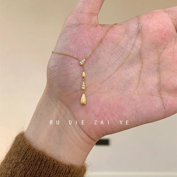 Colier cu zircon picătură, finisaj periat, minimalist, lux discret (Material: Cupru • Stil: Japonez-coreean • An lansare/Sezon: vara 2025)